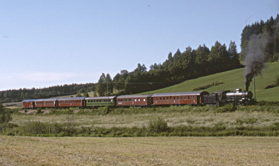 Linjen mellan Selånger och Klökan 1994-07-10. B4 1513 med tomtåg på väg mot Långsele inför helgens Fallens Dag.