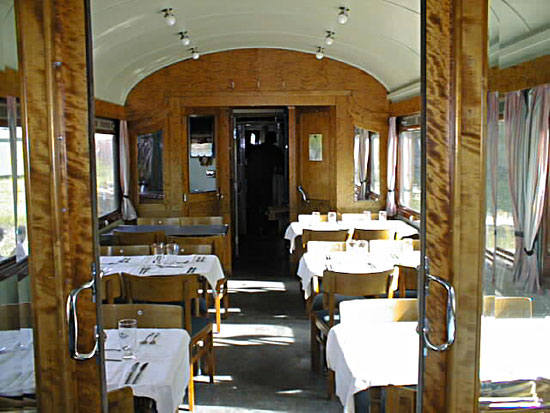 Interiörbild från restaurangvagnens matsal.