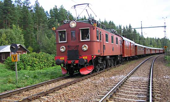 Tåg 150 2006-09-09. OKBv Dk 432 med persontåg anländer till Kolforsen. Närmast loket går OKBv resgodsvagn F5