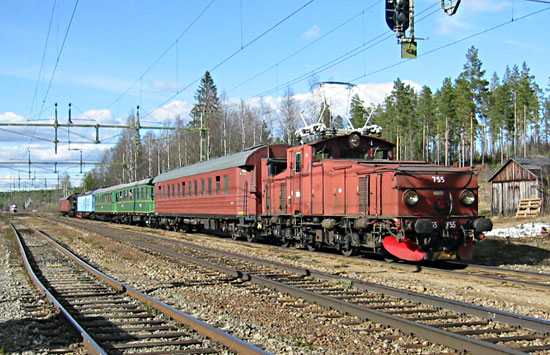 Hällnäs 2002-05-04. OKBv tjänsteåg Luleå (Notviken) - Sundsvall (Svartvik) gör uppehåll för förbigång av södergående stålpil. 