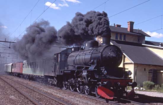 Ljusdal 1987-07-16. B4 1513 passerar Ljusdal på väg till Gävle och Sveriges Järnvägsmuseum för att senare visa upp sig på höstens museidag.