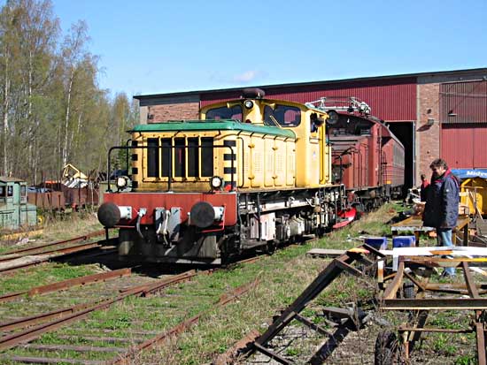 LKAB 1 i Svartvik 2002-05-05. Inväxling  uppställningshallen av sovvagnen och Hg-loket 