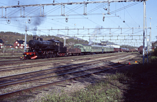 Storlien 1985-06-19. H 24 klar att dra hem tomtåget till Sundsvall efter att har kört chartertåget "Baltic steam safari" Sundsvall - Storlien.