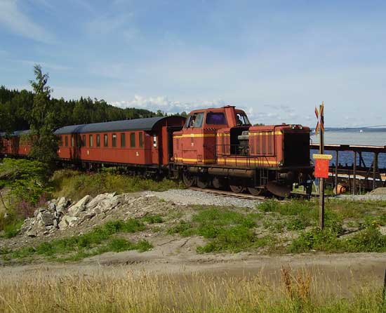 2007-07-23. OKBv T 21 nummer 77 på väg med återlämnade vagnar vilka har varit utlånade i samband med årets stora scoutträff i Skåne.