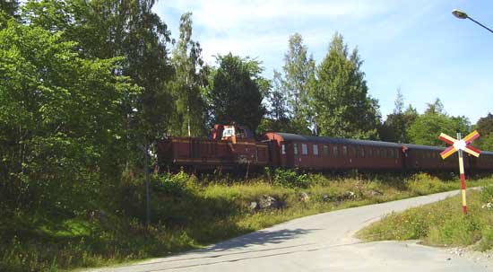 Tågsättet passerar lokstallet i Svartvik. 
